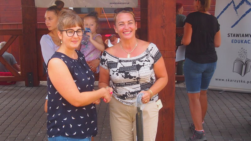 Monika Pająk - Członek Zarządu Powiatu gratulująca Pani Marii Matli wygrania nagrody w konkursie wiedzy przyrodniczej 