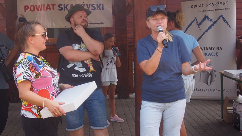 Wicestarosta Katarzyna wręczająca nagrodę za wygrana w konkursie