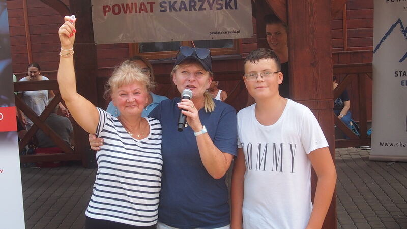 Wicestarosta Katarzyna Bilska z uśmiechniętymi zwycięzcami w konkursie