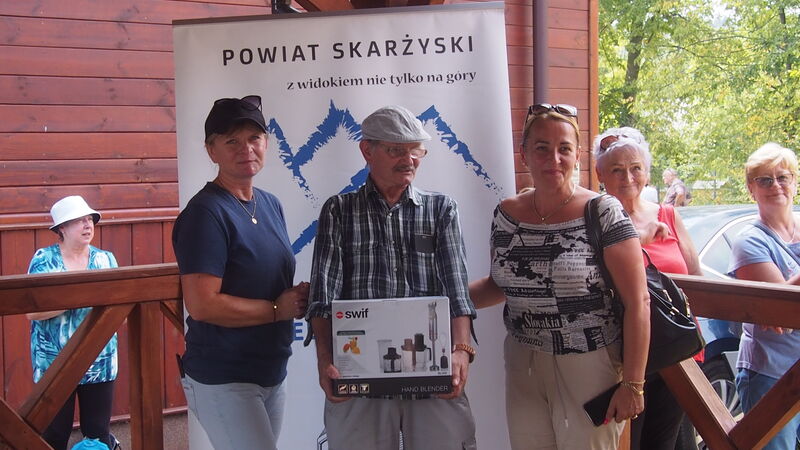 Wicestarosta Katarzyna Bilska i Członek Zarządu Monika Pająk wręczajće nagrodę zwycięzscy w konkursie