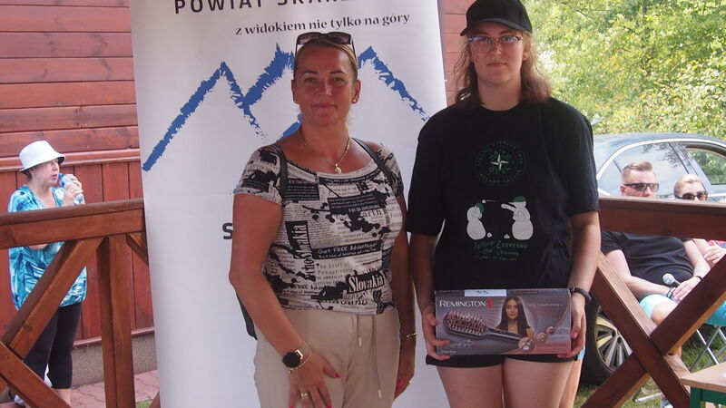 Wicestarosta Katarzyna Bilska wraz z Moniką Pajak wręczająca nagrodę