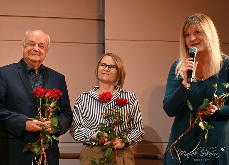 Katarzyna Bilska-wicestarosta skarżyski, Beata Wojciechowska- kierownik Ref. ds. Promocji i Jerzy Żmijewski- przewodniczący rady powiatu w różami dla wykonawców