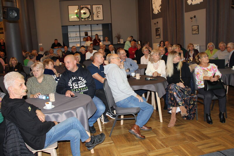 Uczestnicy spotkania w sali kawiarnianej Miejskiego Centrum Kultury. 