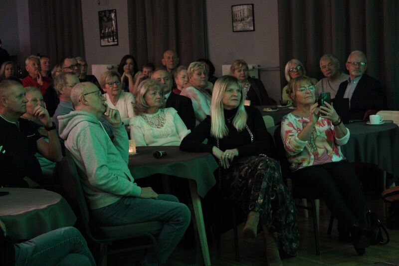 Uczestnicy spotkania w sali kawiarnianej Miejskiego Centrum Kultury. 