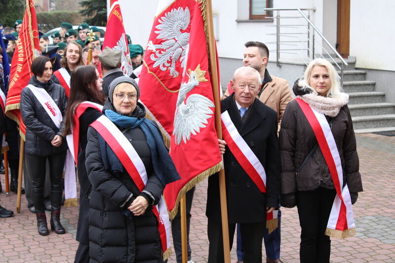 Radni Rady Powiatu w poczcie sztandarowym. 