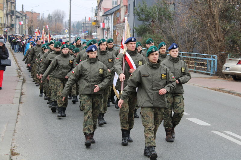 Przemarsz korowodu pod pomnik Bojownikom o Niepodległość. 