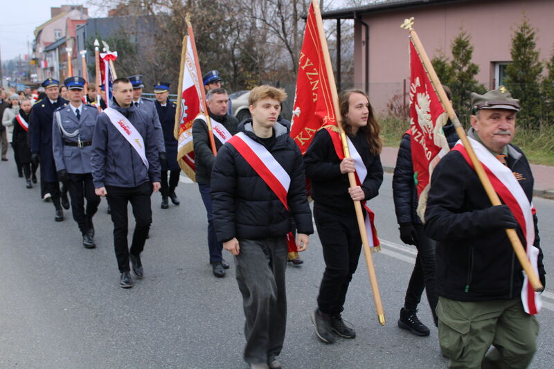 Przemarsz korowodu pod pomnik Bojownikom o Niepodległość. 