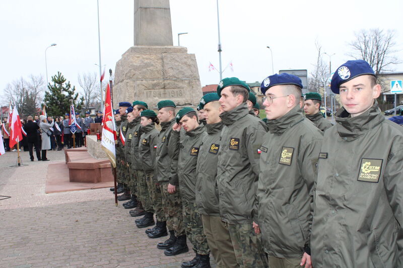 Klasy mundurowe ZSTM pod pomnikiem Bojownikom o Niepodległość. 