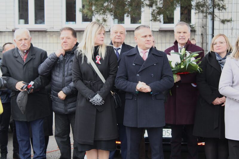 Starosta Artur Berus. Wiocestarosta Katarzyna Bilska i Przewodniczący Rady Powiatu Skarżyskiego Jerzy Żmijewski pod pomnikiem Bojownikom o Niepodległość. 