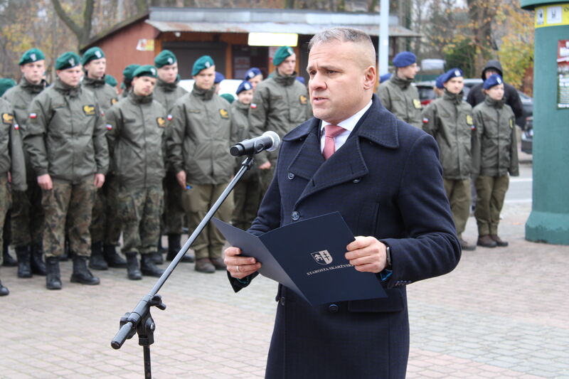 Starosta Skarżyski Artur Berus podczas przemówienia z okaji Święta Niepodległości. 