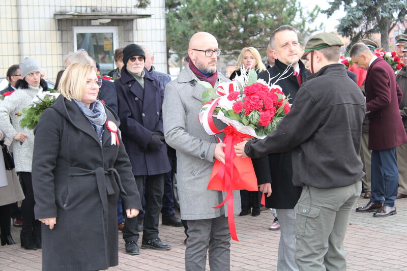 Władze Miasta Skarżyska Kamiennej podczas składania wiązanek pod pomnikiem. 