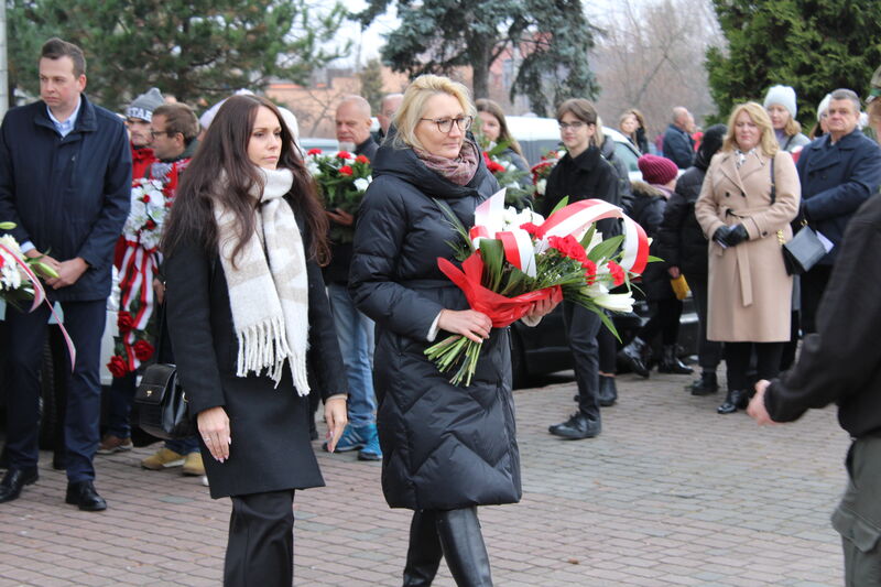 Delegacja PSS-E składająca wiązankę pod pomnikiem. 