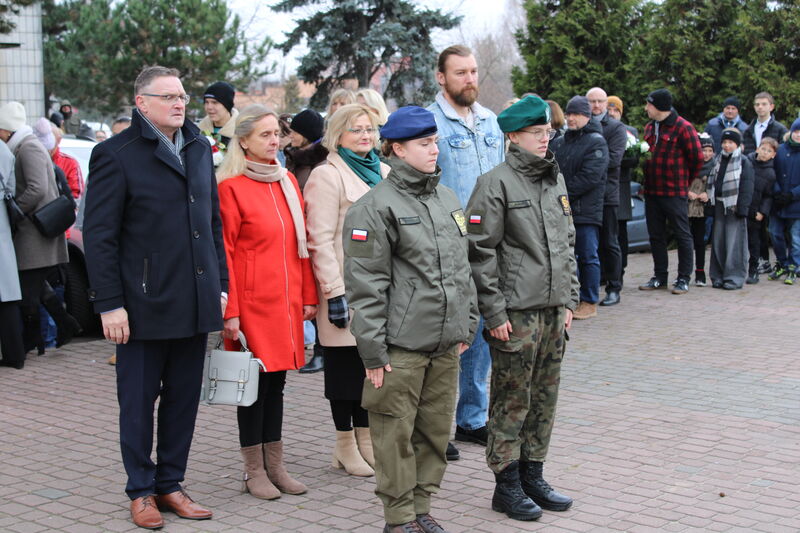 Delegacja ZST-M składająca wiązankę pod pomnikiem. 