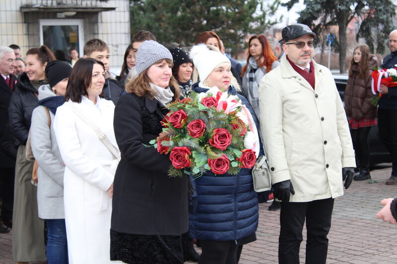 Delegacja skarżyskich szkół i przedszkoli składająca wiązankę pod pomnikiem. 