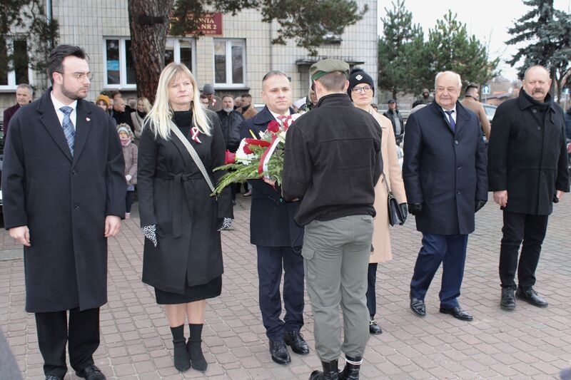 Przedstawiciele Powiatu Skarżyskiego składający wiązankę pod pomnikiem Bojownikom o Niepodległość. 