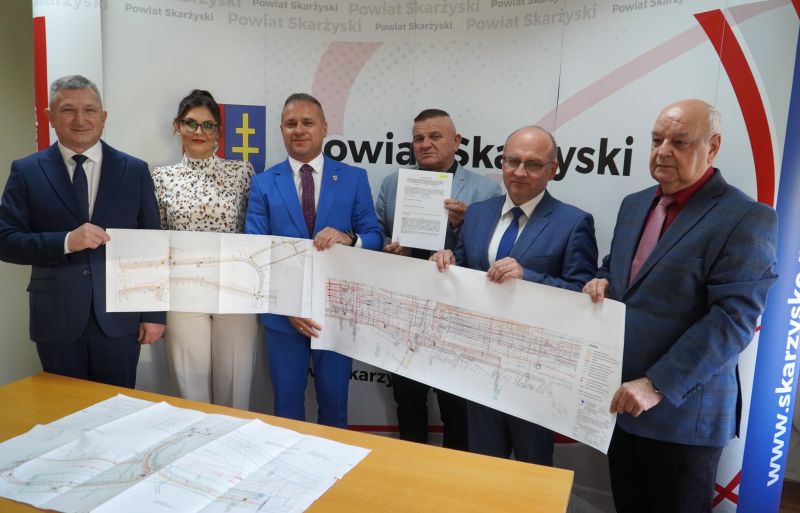 samorządowcy prezentują projekt inwestycji w gminie Suchedniów 