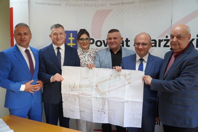 samorządowcy prezentują projekt inwestycji w gminie Suchedniów 