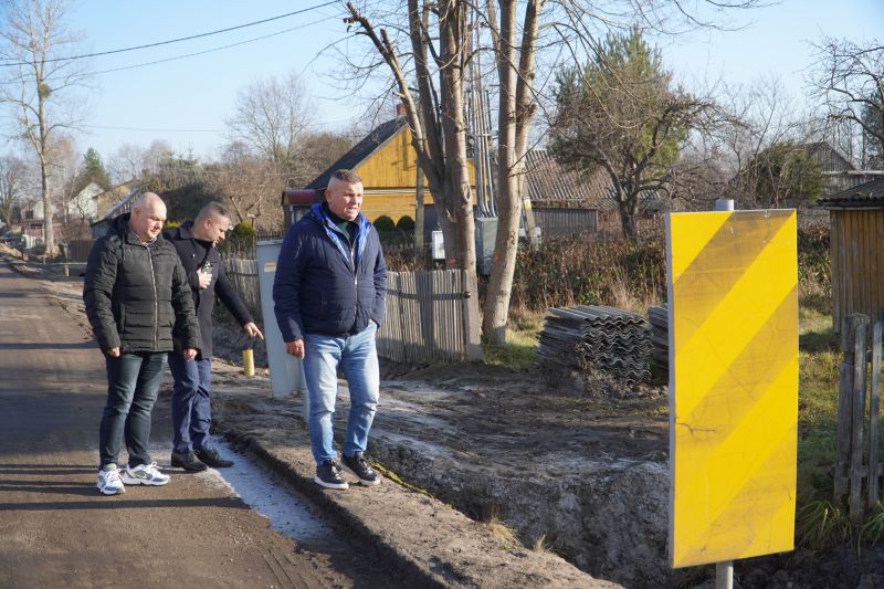 wizyta przedstawicieli samorządu powiatu skarżyskiego na terenie budowy drogi w Sorbinie 