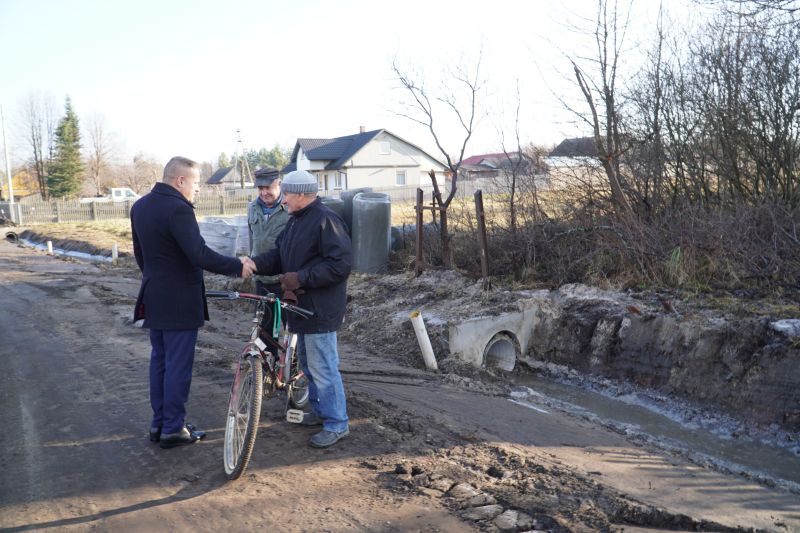 wizyta przedstawicieli samorządu powiatu skarżyskiego na terenie budowy drogi w Sorbinie 