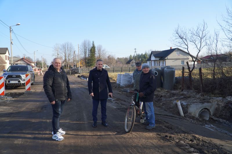 wizyta przedstawicieli samorządu powiatu skarżyskiego na terenie budowy drogi w Sorbinie 