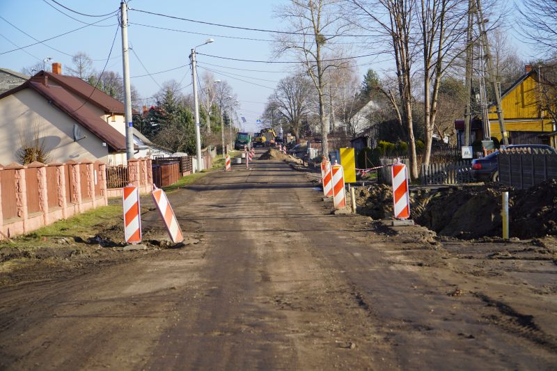 wizyta przedstawicieli samorządu powiatu skarżyskiego na terenie budowy drogi w Sorbinie 