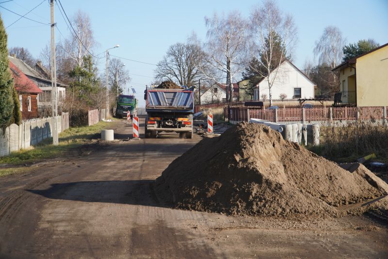 wizyta przedstawicieli samorządu powiatu skarżyskiego na terenie budowy drogi w Sorbinie 