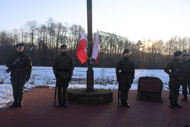 162. rocznica wybuchu Powstania Styczniowego – składanie wiązanek pod Krzyżem Przedpowstańczym