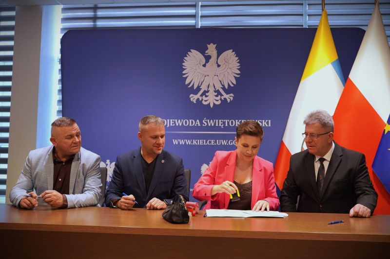 podpisanie umowy przedstawicieli zarządu z wojewoda świętokrzyskim 