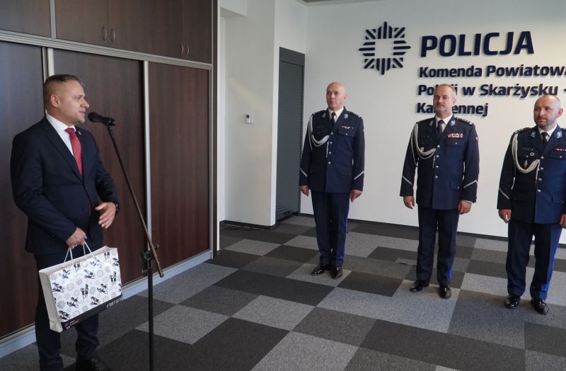 Ceremonia przekazania obowiązków komendanta powiatowego policji w Skarżysku-Kamiennej 