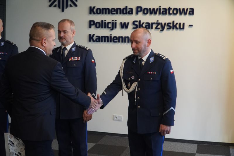 Ceremonia przekazania obowiązków komendanta powiatowego policji w Skarżysku-Kamiennej 