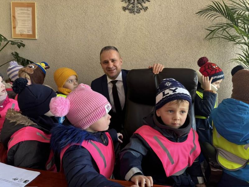 Wizyta przedszkolaków w Starostwie Powiatowym w Skarżysku-Kamiennej 