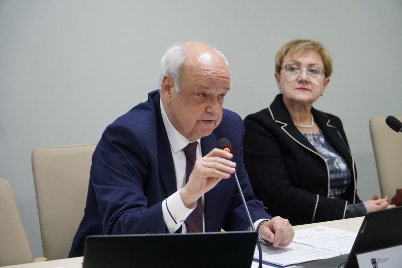prezydium rady powiatu skarżyskiego podczas sesji