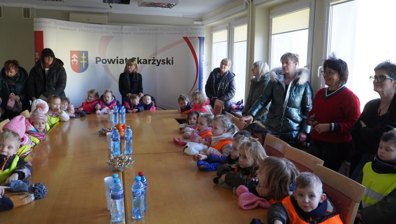 Wizyta przedszkolaków w Starostwie Powiatowym w Skarżysku-Kamiennej 