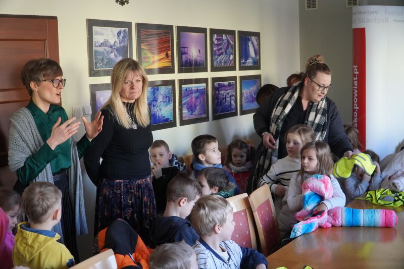 Wizyta przedszkolaków w Starostwie Powiatowym w Skarżysku-Kamiennej 