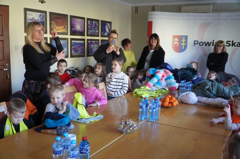 Wizyta przedszkolaków w Starostwie Powiatowym w Skarżysku-Kamiennej 