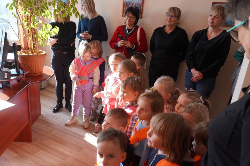 Wizyta przedszkolaków w Starostwie Powiatowym w Skarżysku-Kamiennej 