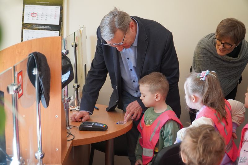 Wizyta przedszkolaków w Starostwie Powiatowym w Skarżysku-Kamiennej 