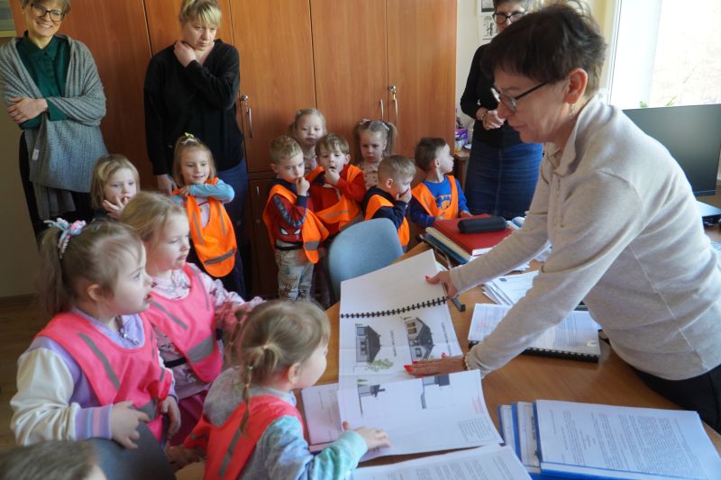 Wizyta przedszkolaków w Starostwie Powiatowym w Skarżysku-Kamiennej 