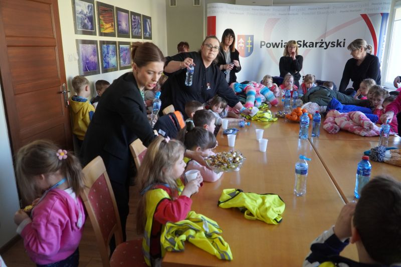 Wizyta przedszkolaków w Starostwie Powiatowym w Skarżysku-Kamiennej 