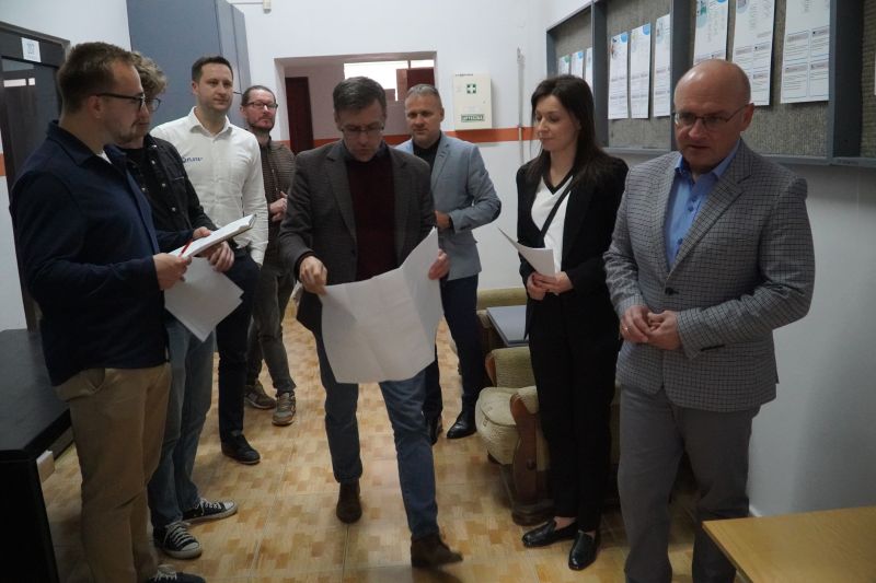 Powiat Skarżyski przygotowuje się do modernizacji Centrum Kształcenia Zawodowego – spotkanie robocze na terenie inwestycji