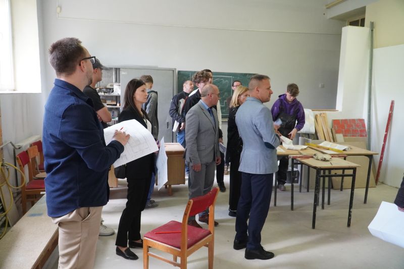 Powiat Skarżyski przygotowuje się do modernizacji Centrum Kształcenia Zawodowego – spotkanie robocze na terenie inwestycji