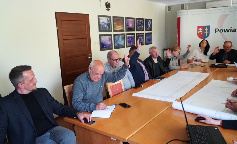 Posiedzenie Komisji Budżetu, Rozwoju Gospodarczego, Infrastruktury i Porządku Publicznego Rady Powiatu Skarżyskiego - omówiono koncepcje przebudowy kluczowej drogi