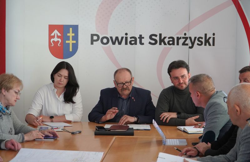 Posiedzenie Komisji Budżetu, Rozwoju Gospodarczego, Infrastruktury i Porządku Publicznego Rady Powiatu Skarżyskiego - omówiono koncepcje przebudowy kluczowej drogi