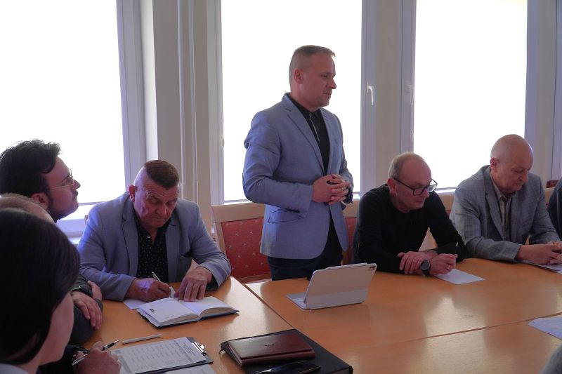 Posiedzenie Komisji Budżetu, Rozwoju Gospodarczego, Infrastruktury i Porządku Publicznego Rady Powiatu Skarżyskiego - omówiono koncepcje przebudowy kluczowej drogi
