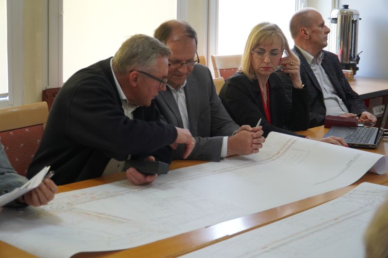 Posiedzenie Komisji Budżetu, Rozwoju Gospodarczego, Infrastruktury i Porządku Publicznego Rady Powiatu Skarżyskiego - omówiono koncepcje przebudowy kluczowej drogi