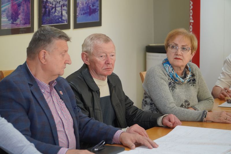 Posiedzenie Komisji Budżetu, Rozwoju Gospodarczego, Infrastruktury i Porządku Publicznego Rady Powiatu Skarżyskiego - omówiono koncepcje przebudowy kluczowej drogi