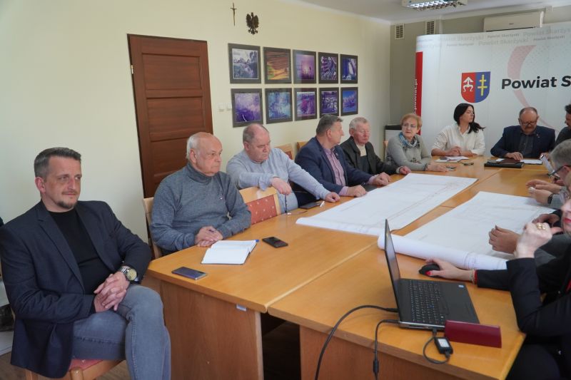 Posiedzenie Komisji Budżetu, Rozwoju Gospodarczego, Infrastruktury i Porządku Publicznego Rady Powiatu Skarżyskiego - omówiono koncepcje przebudowy kluczowej drogi