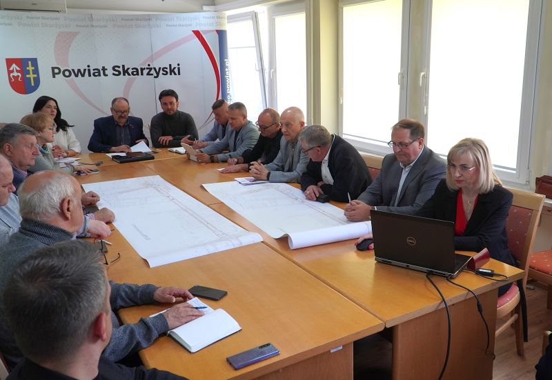 Posiedzenie Komisji Budżetu, Rozwoju Gospodarczego, Infrastruktury i Porządku Publicznego Rady Powiatu Skarżyskiego - omówiono koncepcje przebudowy kluczowej drogi