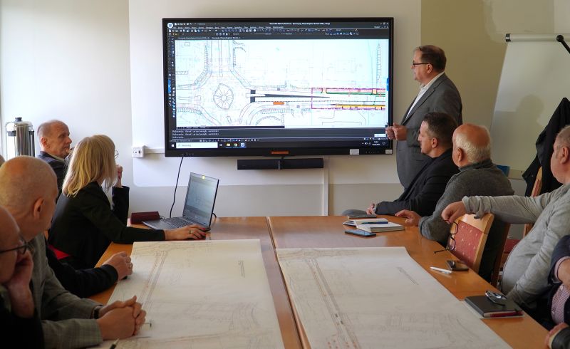 Posiedzenie Komisji Budżetu, Rozwoju Gospodarczego, Infrastruktury i Porządku Publicznego Rady Powiatu Skarżyskiego - omówiono koncepcje przebudowy kluczowej drogi