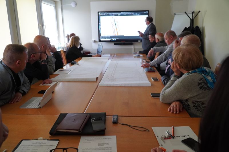 Posiedzenie Komisji Budżetu, Rozwoju Gospodarczego, Infrastruktury i Porządku Publicznego Rady Powiatu Skarżyskiego - omówiono koncepcje przebudowy kluczowej drogi